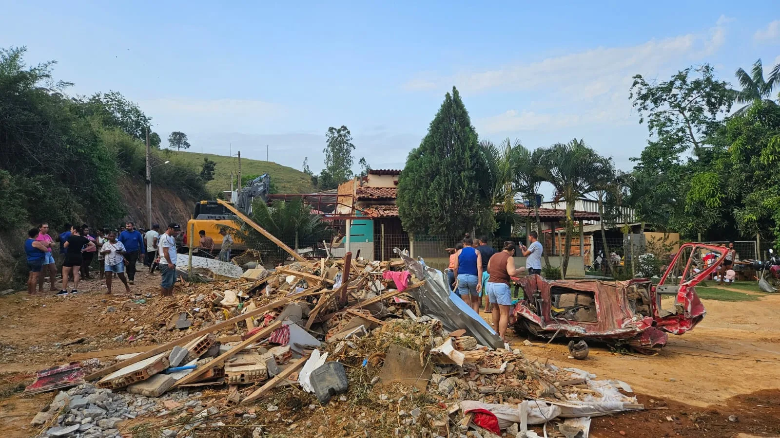 Motorista morre após caminhão cair em ribanceira e atingir casas no Norte do ES