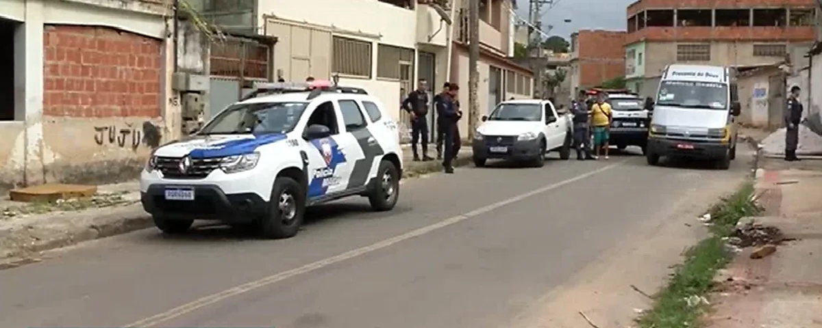 Casal de idosos tem carro roubado; bandidos apontaram a arma para a cabeça do homem de 70 anos