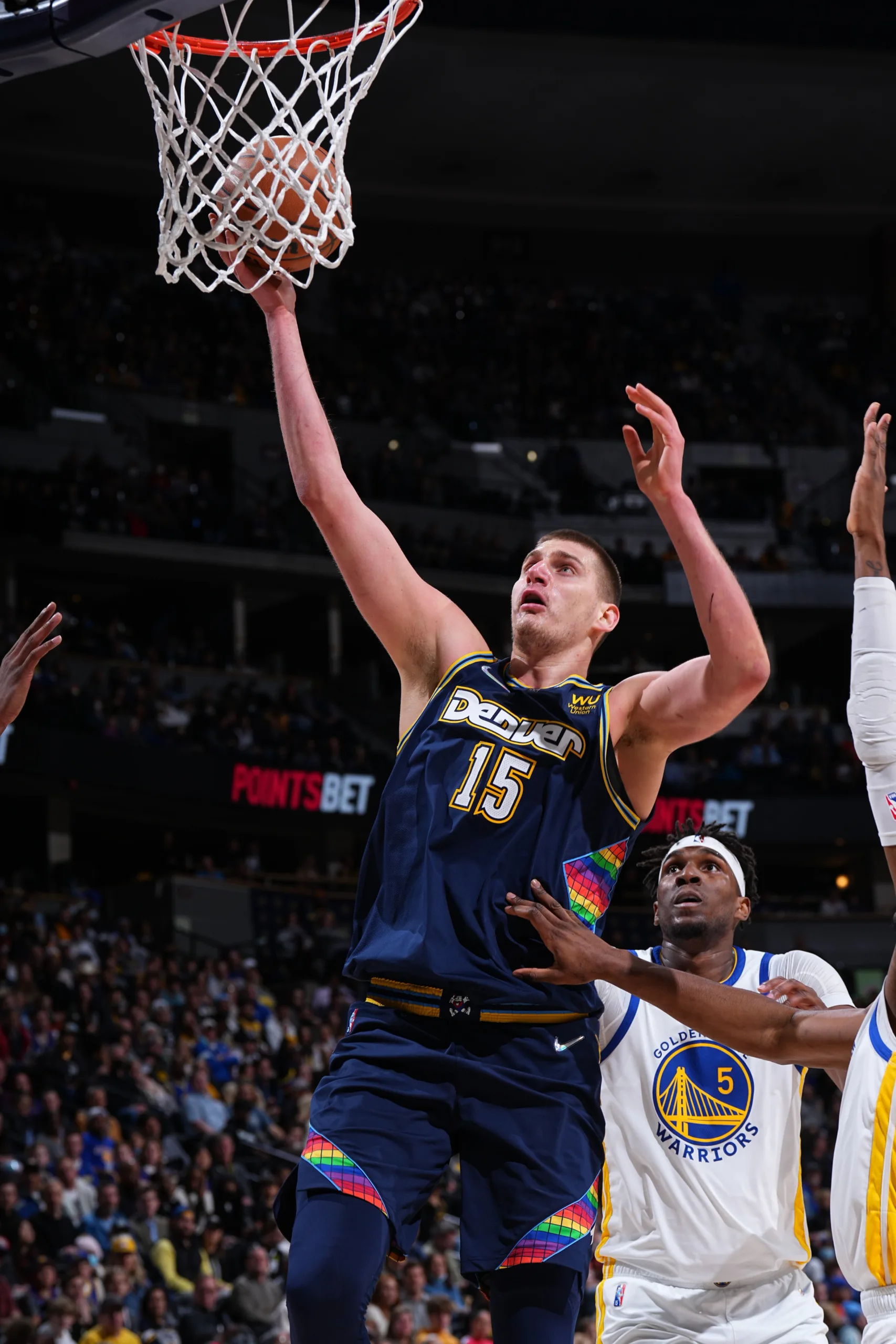 Jokic dá show e Nuggets superam os desfalcados Warriors na NBA