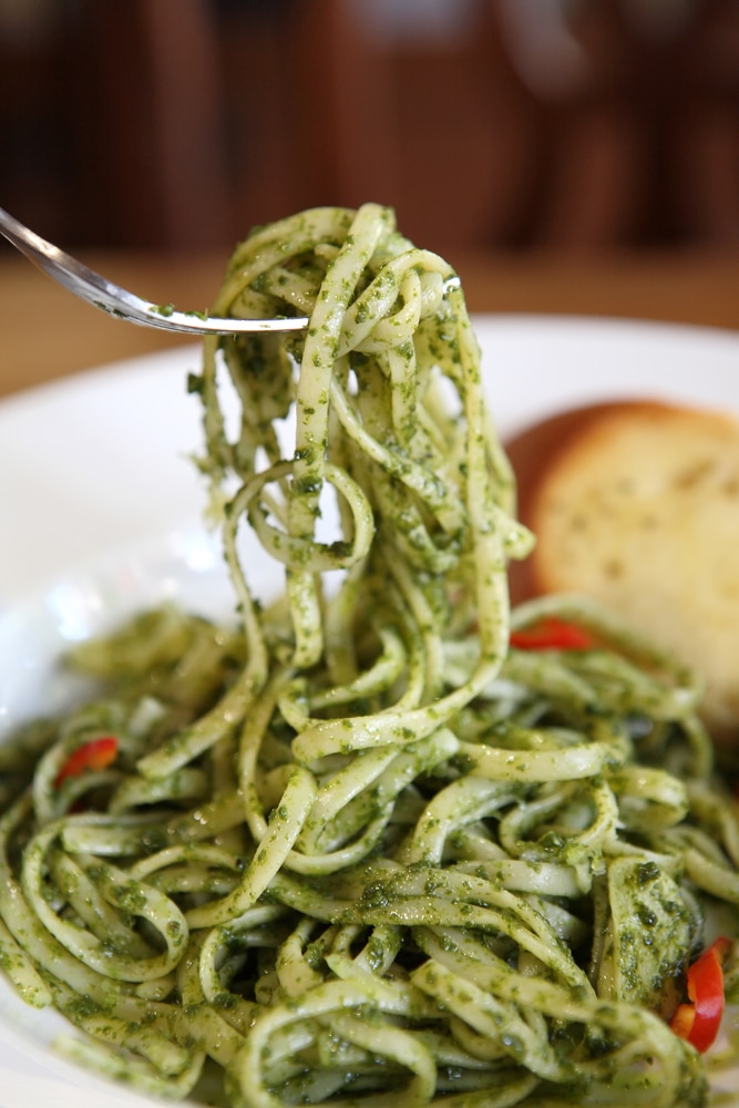 Espaguete integral ao pesto de rúcula