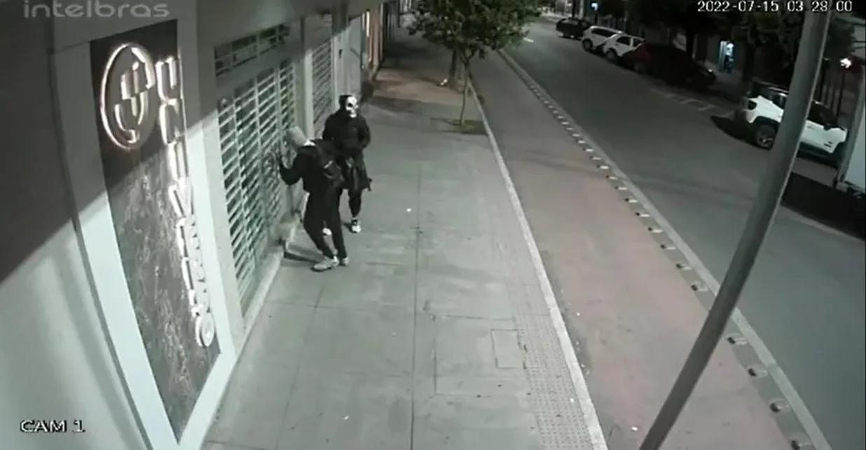 VÍDEO | Dupla mascarada tenta arrombar joalheria em Baixo Guandu