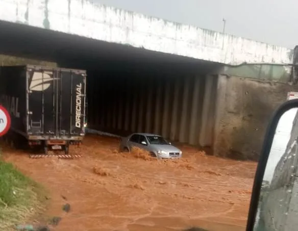 Tempestade atinge a Grande Vitória e leitores registram pontos de alagamento