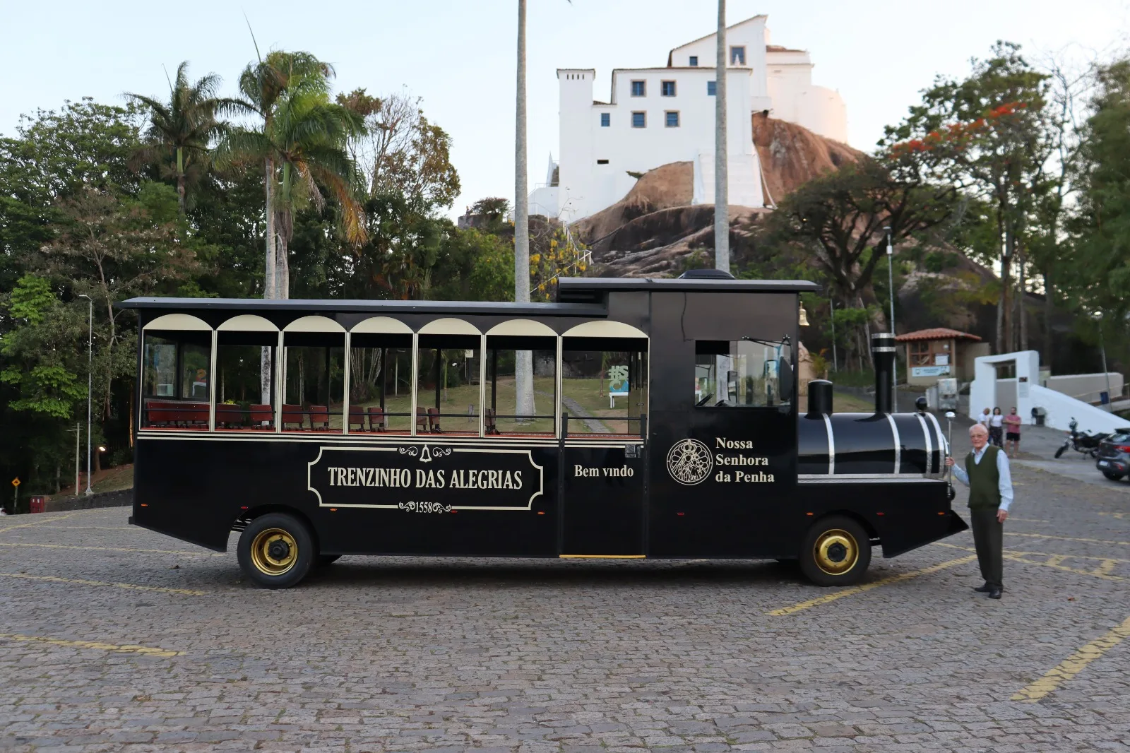 "Trenzinho das Alegrias": Convento da Penha lança novo veículo para acesso ao Campinho