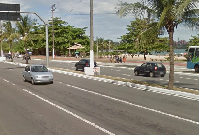 Motociclista fica ferido após colidir com carro em Jardim Camburi