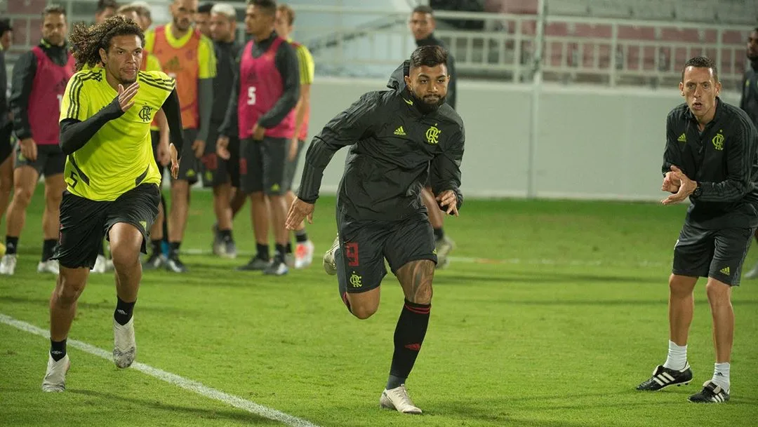 Jesus orienta Willian Arão e conversa com Gabriel em treino do flamengo