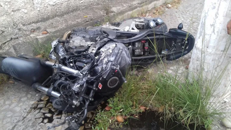 Motociclista morre em acidente com caminhonete em avenida de Vila Velha