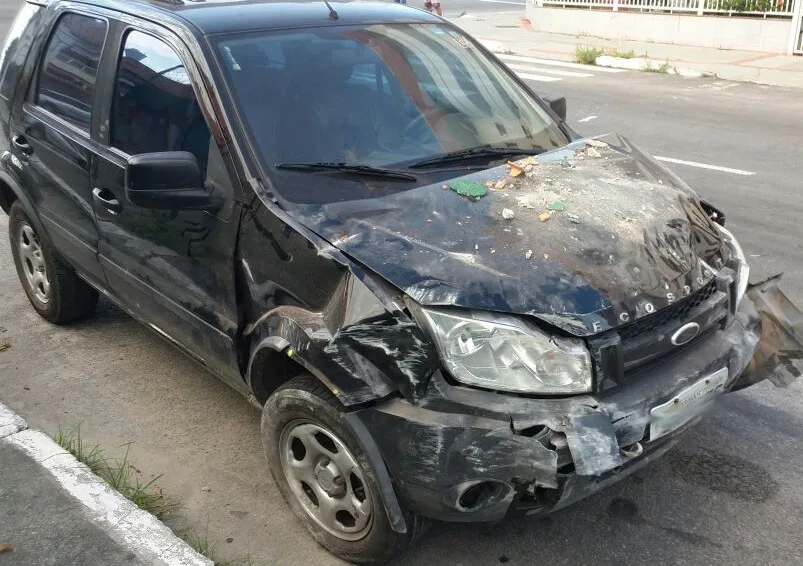 Motorista perde controle da direção e bate carro em muro de condomínio em Coqueiral de Itaparica