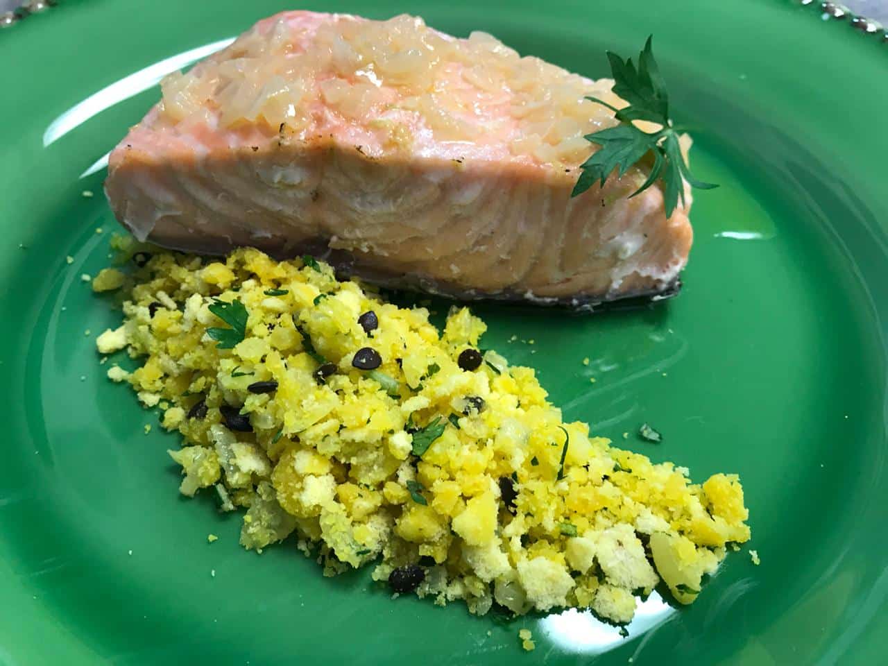 Filé de Salmão com Farofa de Maracujá 