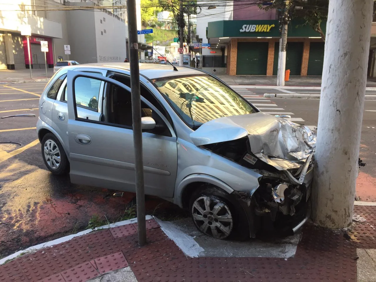 Carro bate em poste após ser atingido por caminhão no Centro de Vitória