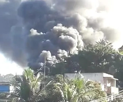 VÍDEO | Incêndio deixa casa destruída em Cariacica