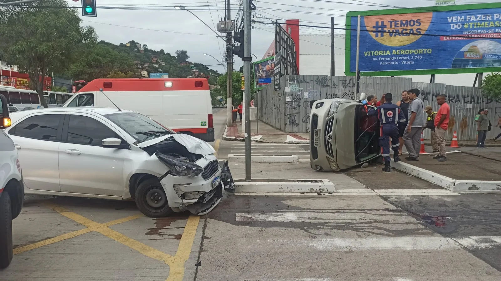 Capotamento deixa mulher ferida e motorista preso dentro de carro em Vitória