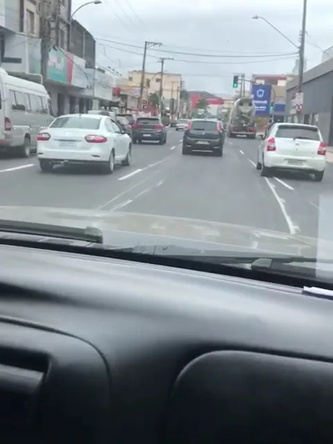 VÍDEO | Sinalização que estava "torta" na Rodovia do Sol é refeita