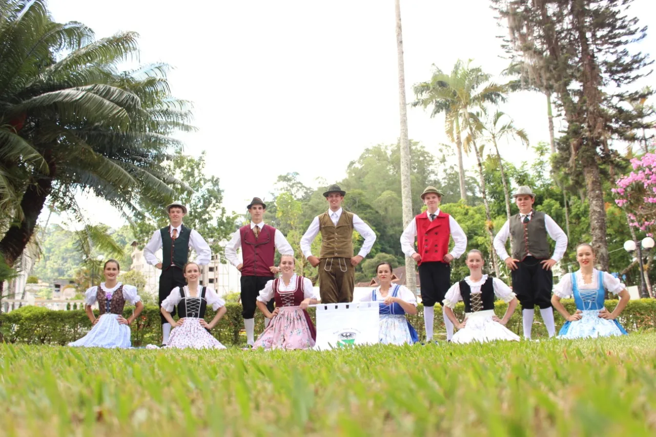 Grupo comemora cinco anos com festa