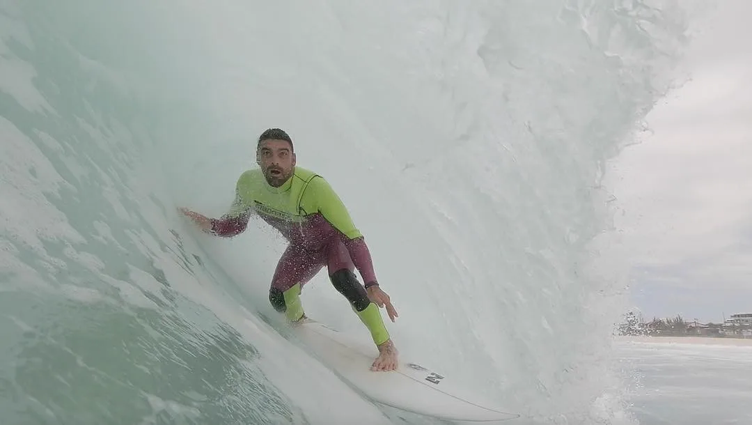 Bicampeão brasileiro de surfe sofre mal súbito e falece durante competição