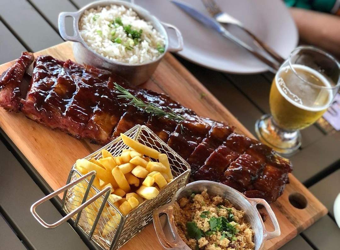 Beira do mar, bebida gelada e gastronomia diferenciada: Camburi ganha bar inspirado em praia caribenha