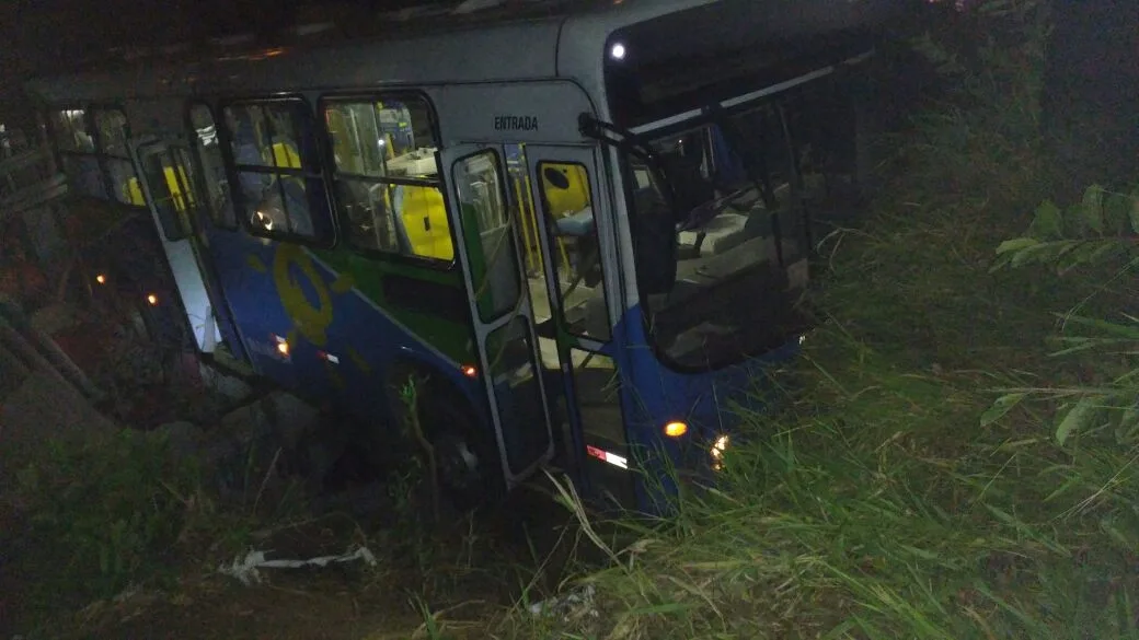 Ônibus do Transcol despenca de barranco e atinge casa em Cariacica