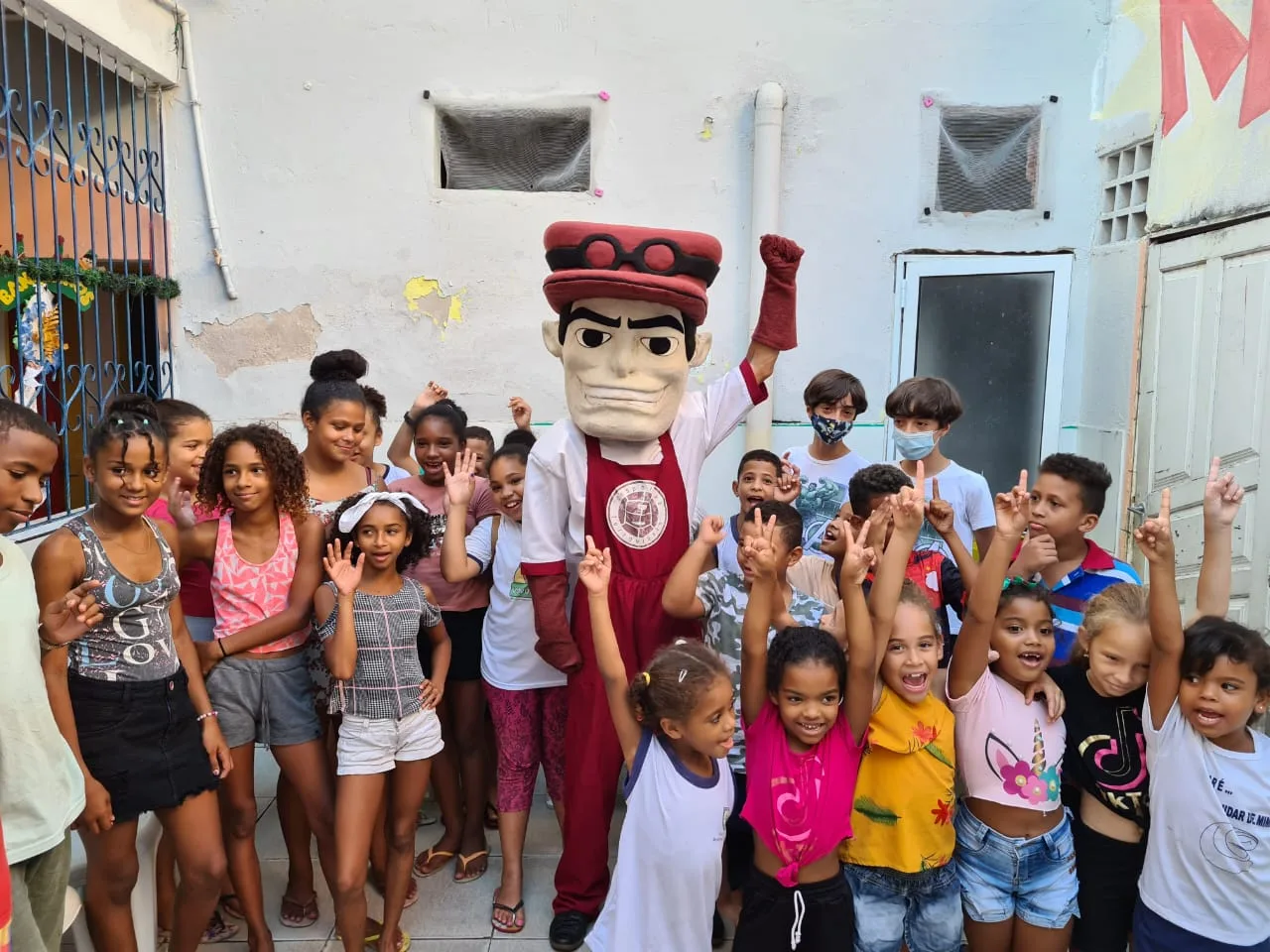 Mascote da Desportiva promove ação social em instituto da Serra