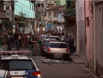 Pânico e correria: tiroteio mata dois e deixa policial mineiro ferido em Vitória