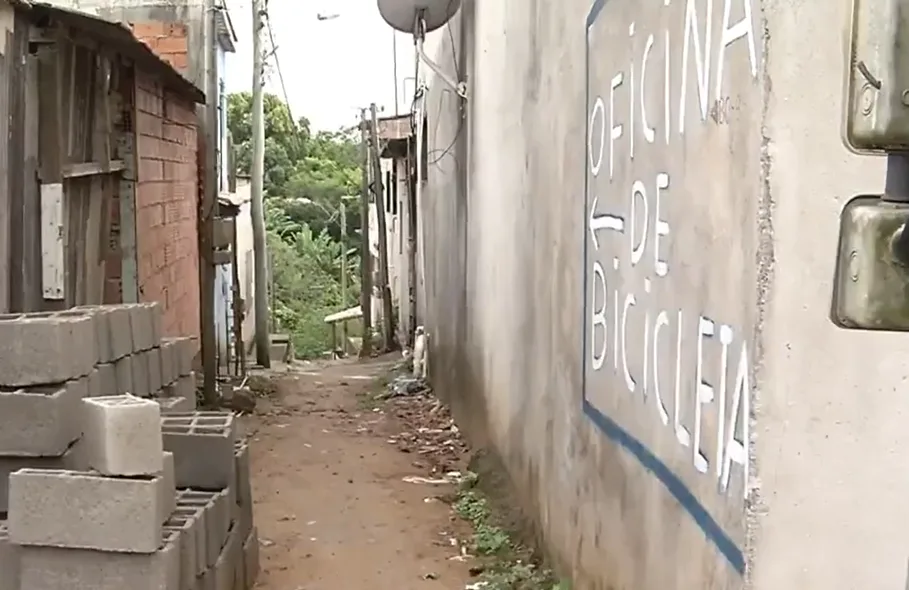 Suspeitos trocam tiros com a polícia e fogem em carro de auto escola