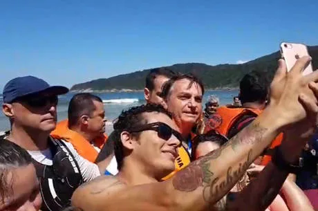 No Guarujá, Bolsonaro passeia na praia e posa com aglomeração de apoiadores