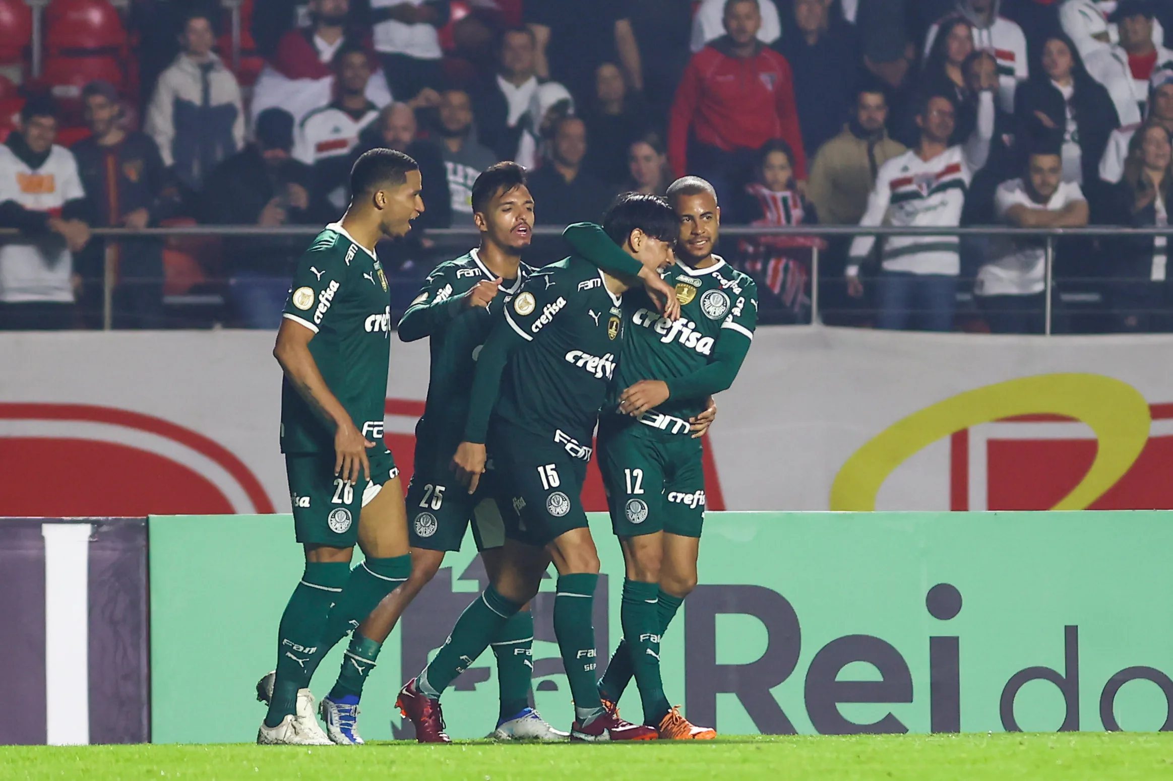 Palmeiras obtém virada épica sobre São Paulo com gols de zagueiros nos acréscimos