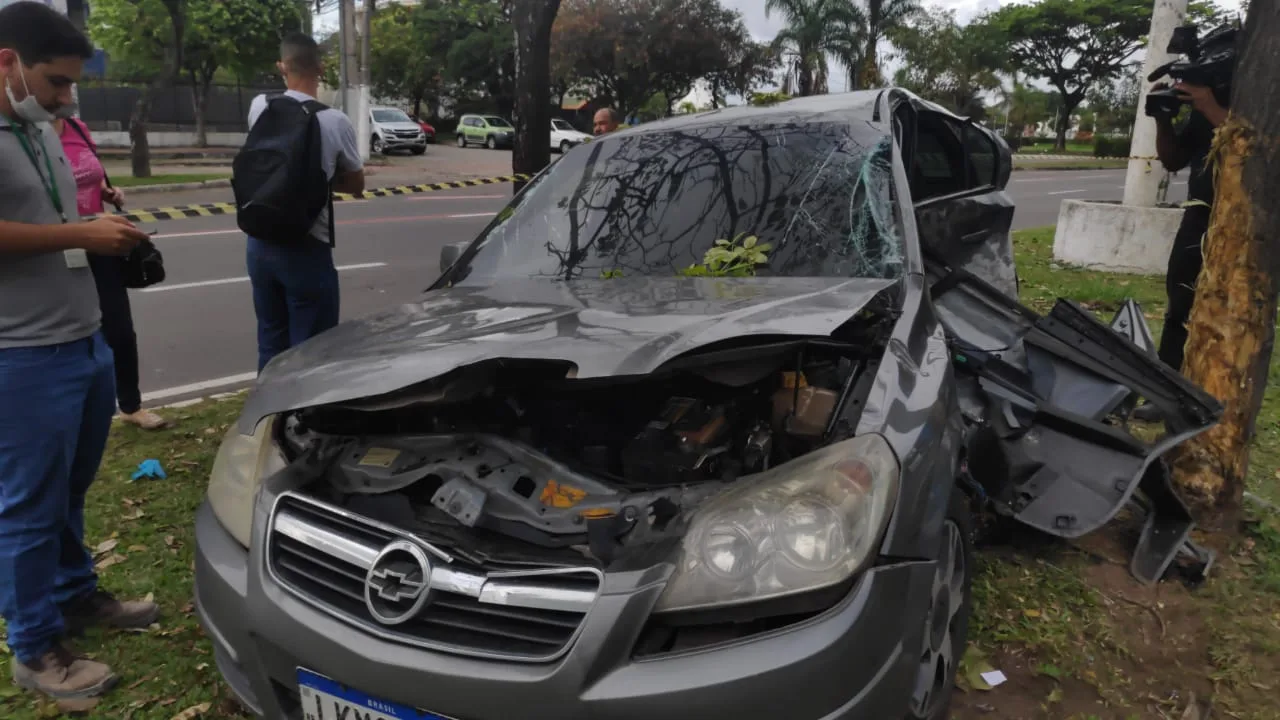 Motorista perde controle da direção e bate em árvore em frente a Praça do Papa