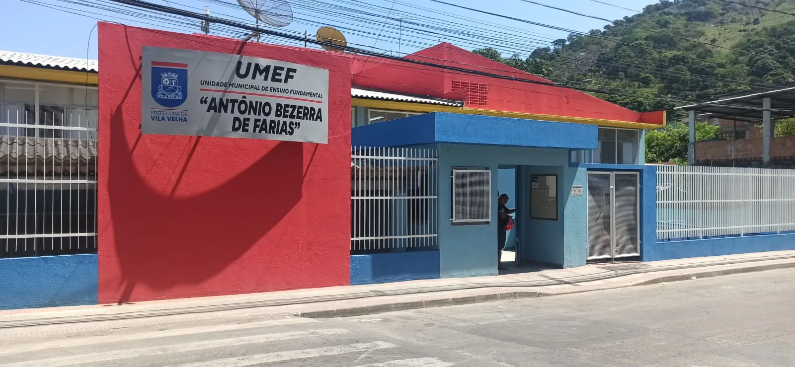 Suspeitos atiram contra muro de escola em Vila Velha ao tentar roubar vigilante