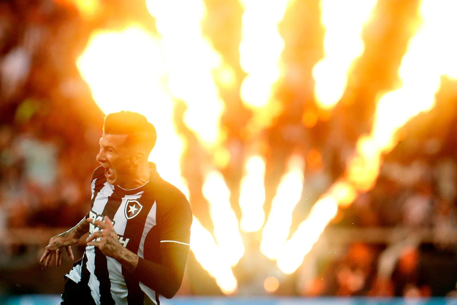 Botafogo vence clássico com o Fluminense e mantém liderança isolada do Brasileiro