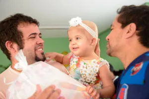 A pequena Beatriz distribuía sorrisos e beijos para todo mundo. 