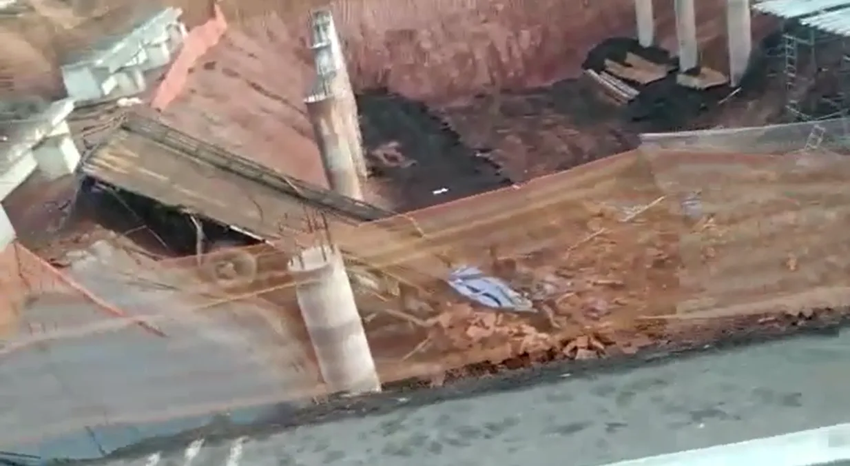 VÍDEO | Duas pessoas morrem após caminhão cair em cratera de obras na BR-101