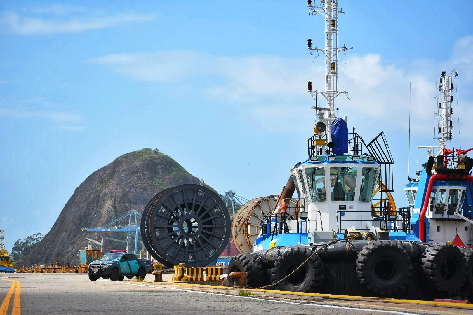 Tripulante morre dentro de navio de Singapura na baía de Vitória