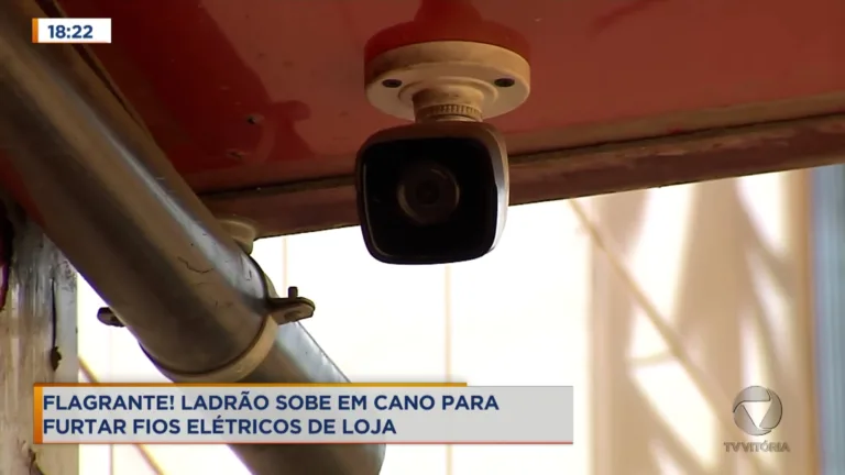 Ladrão se pendura e cano para roubar fios elétricos de loja