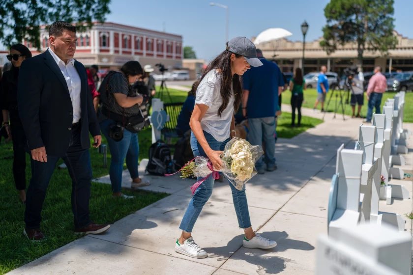 Meghan Markle presta homenagens às vítimas de tiroteio no Texas e passa despercebida: Nós não tínhamos ideia de quem ela era