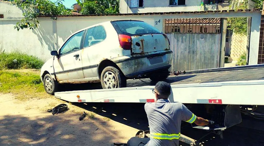 Veículos abandonados são removidos em Vila Velha