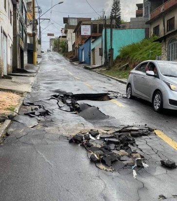 Cratera abre no meio da rua em Nova Almeida e linhas de ônibus são afetadas