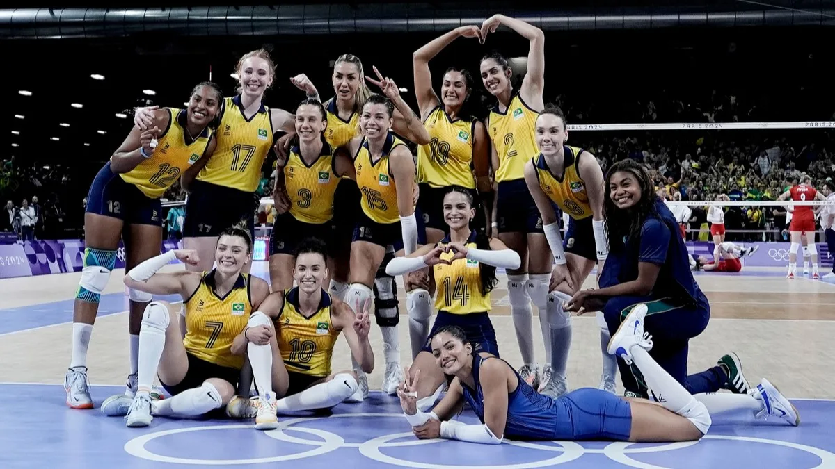 2024.08.04 – Jogos Olímpicos Paris 2024 – Vôlei feminino – Brasil enfrenta a Polônia pela última partida da fase de grupo. Na foto, jogadoras brasileiras comemoram a vitória. Foto: Alexandre Loureiro/COB.