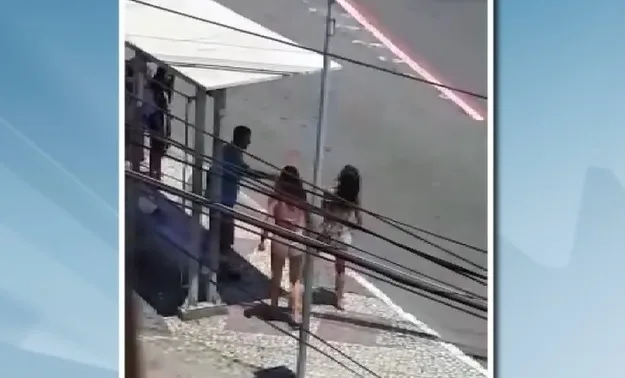 Mulheres são flagradas agredindo homem com sandália em ponto de ônibus na Ilha do Príncipe