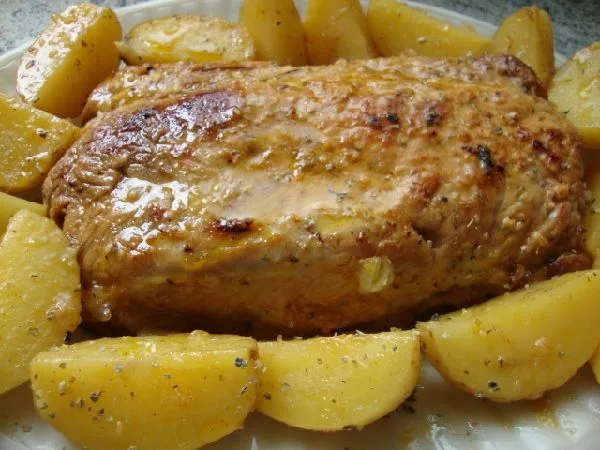 Filé Suíno com batatas coradas e farofa de maçã