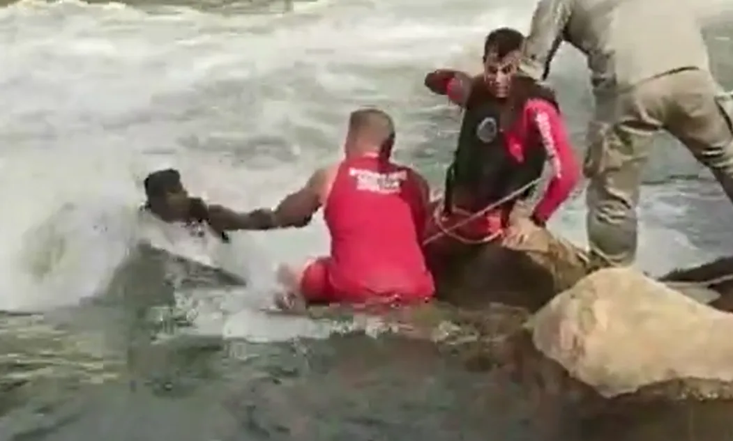 VÍDEO | Homem fica com a perna presa em pedras de rio e trator é usado em resgate