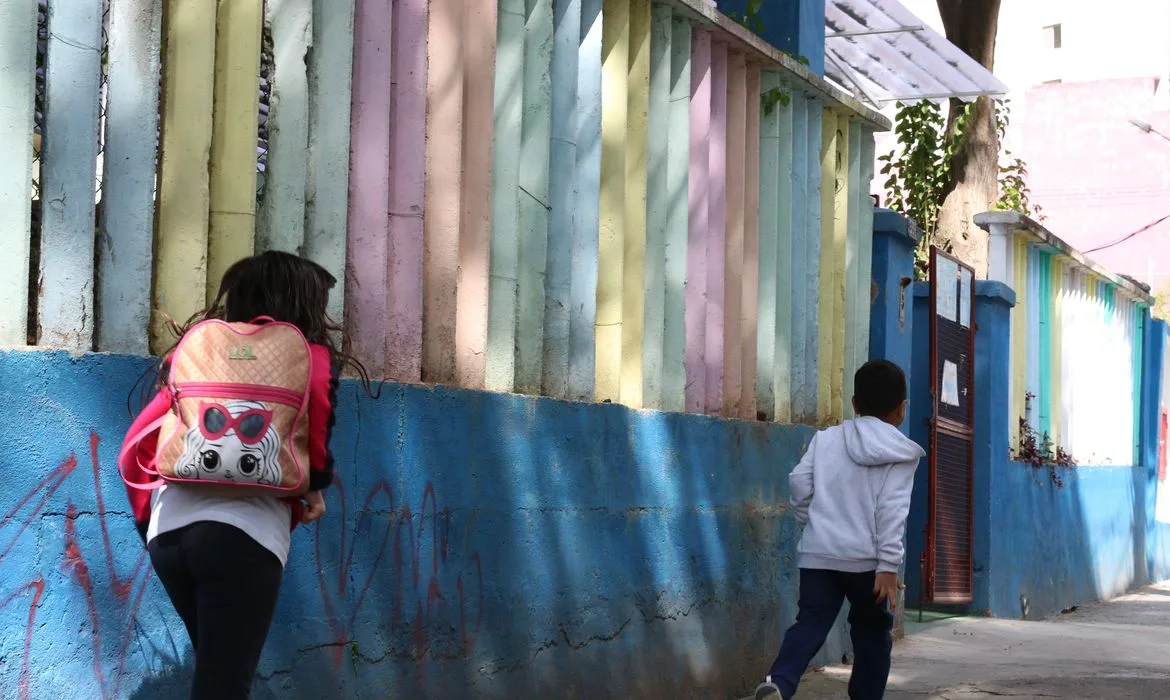 Chegada dos alunos para aulas presenciais na escola EMEI Ângelo Martino, na Bela Vista.