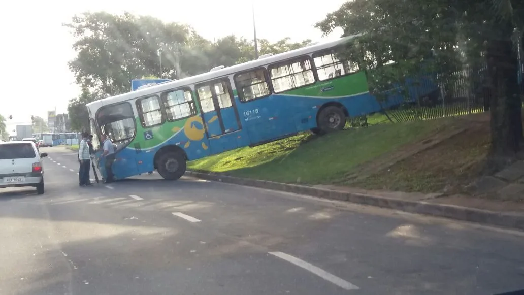 Ônibus colide com cerca de proteção e invade avenida na Serra