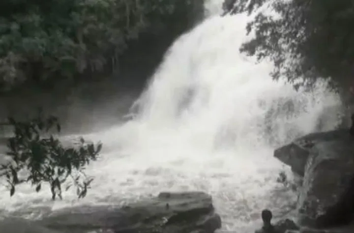 Defesa Civil corrige informação e diz que 3 pessoas morreram em cachoeira de MG