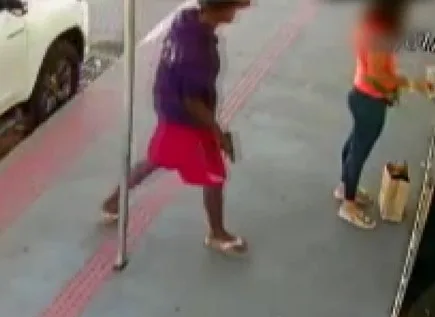 VÍDEO | Mulher é assaltada enquanto abria loja em Vila Velha