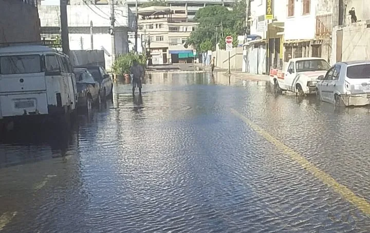 Mesmo sem chuva, ruas de Vitória ficam alagadas neste domingo