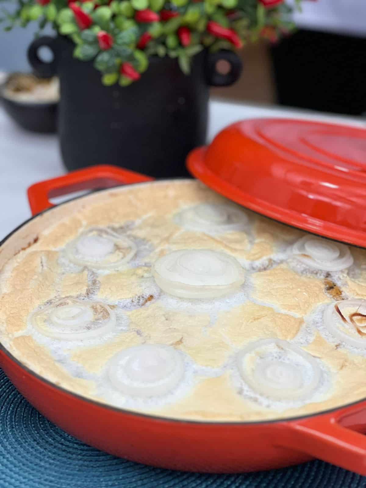 Receita simples e barata para Semana Santa: torta de repolho com peixe