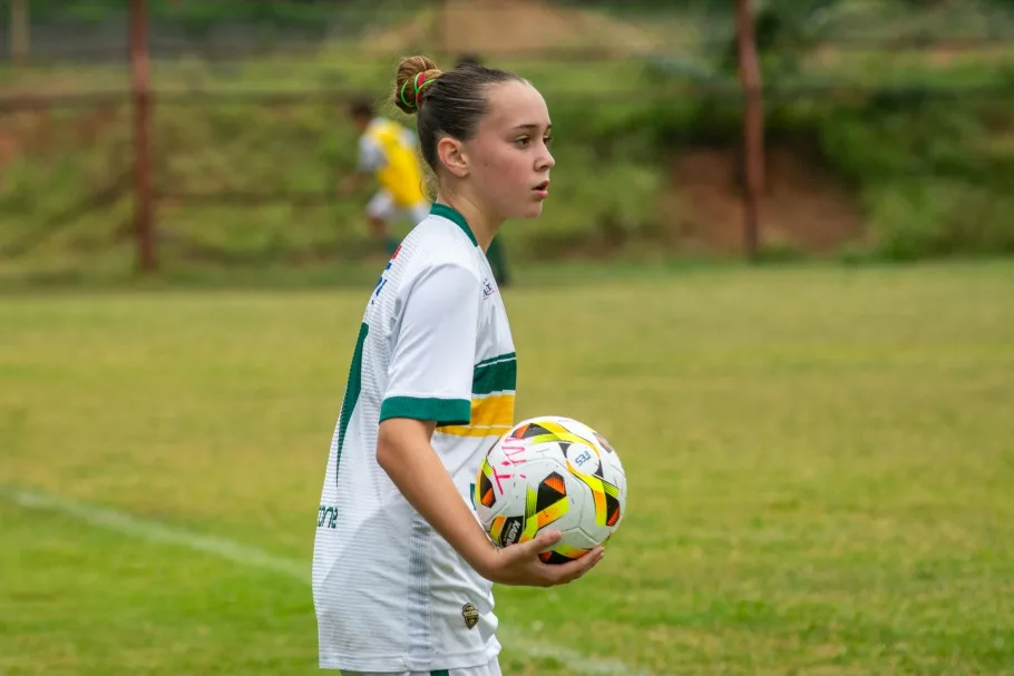 Quem é a primeira menina a jogar entre os meninos em um jogo oficial no futebol capixaba