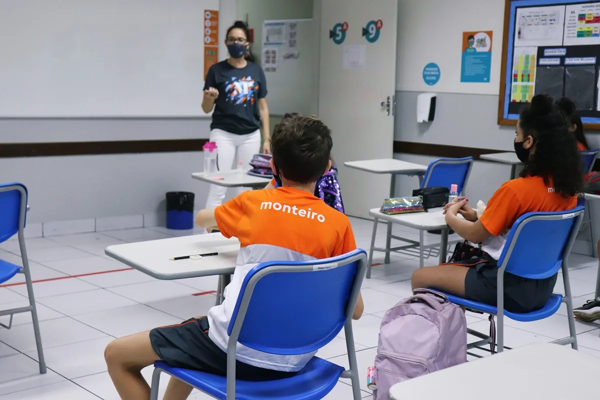 Marcação de lugares, circuitos para higienização e troca de máscaras: a preparação de escolas do ES para a volta às aulas