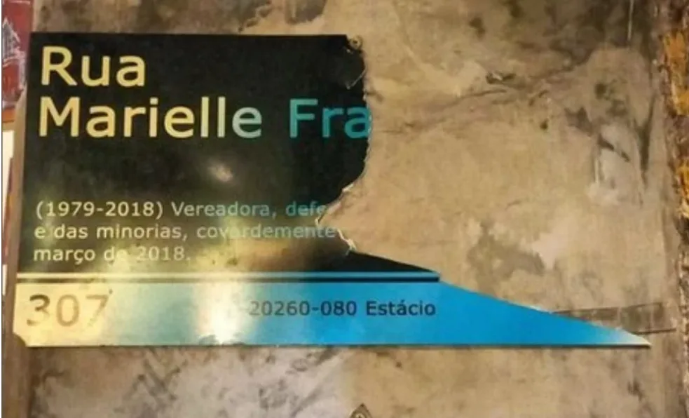 Homem destrói placa de Marielle e quebra quadro com imagem de Lula em bar no Rio