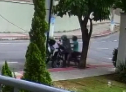 VÍDEO | Criminosos furtam moto estacionada em rua da Serra