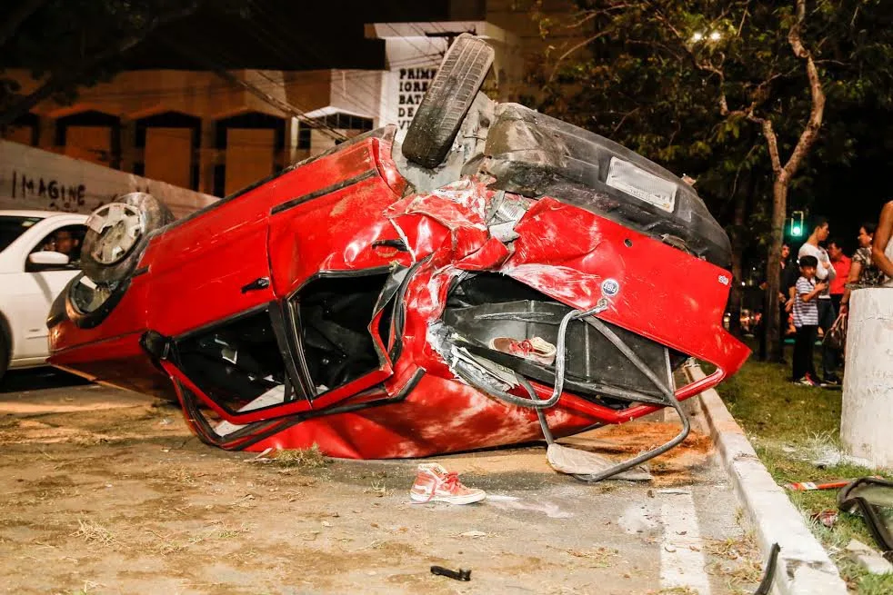 Motorista capota com carro duas vezes ao sair da igreja em Vitória